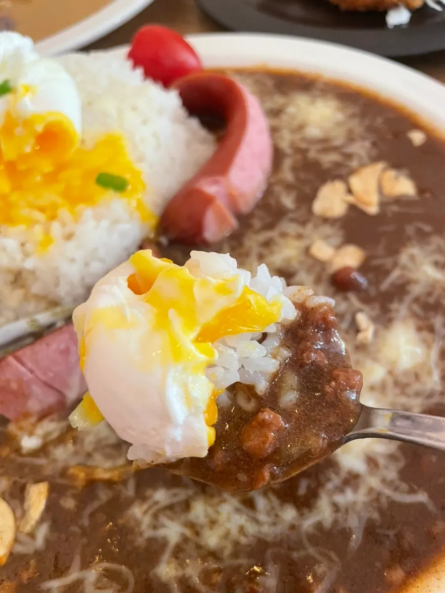 수란을 곁들인 진한 카레