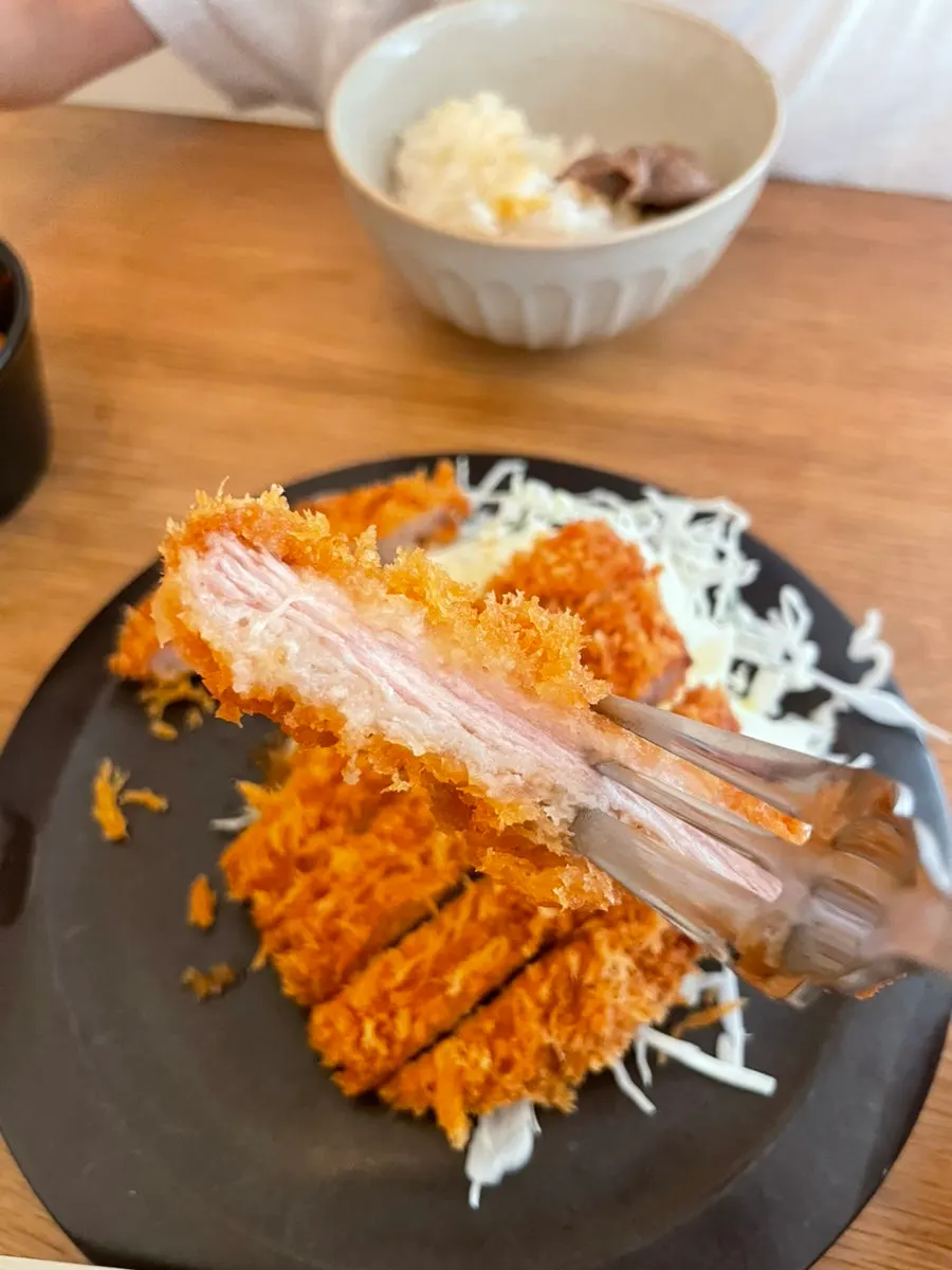 양배추 샐러드를 곁들인 돈까스