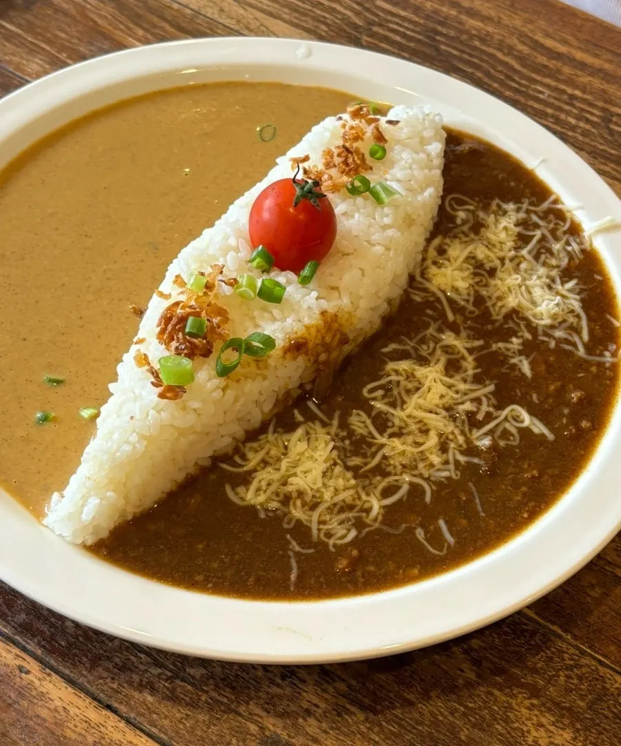 Half-and-half curry with both cream and special curry