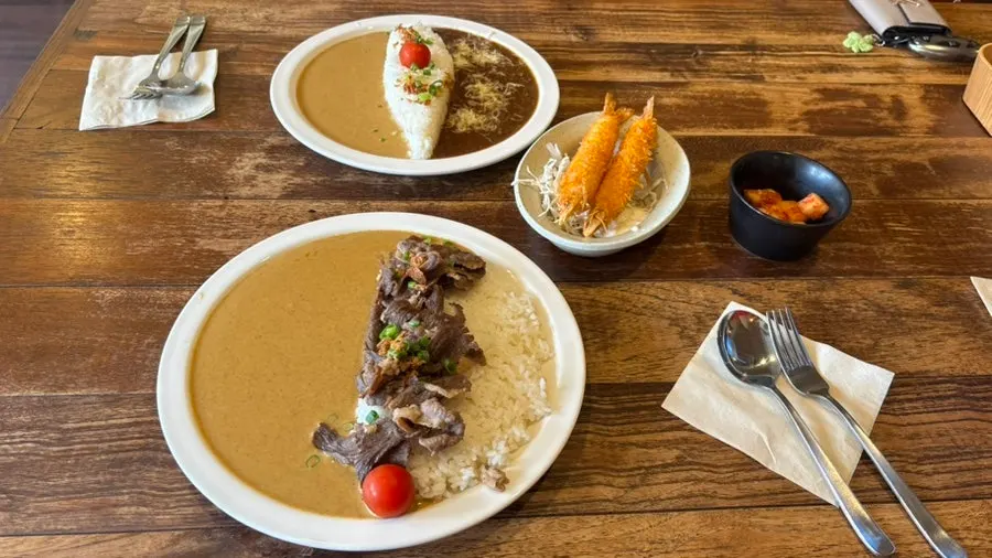 Table set with curry and shrimp tempura together