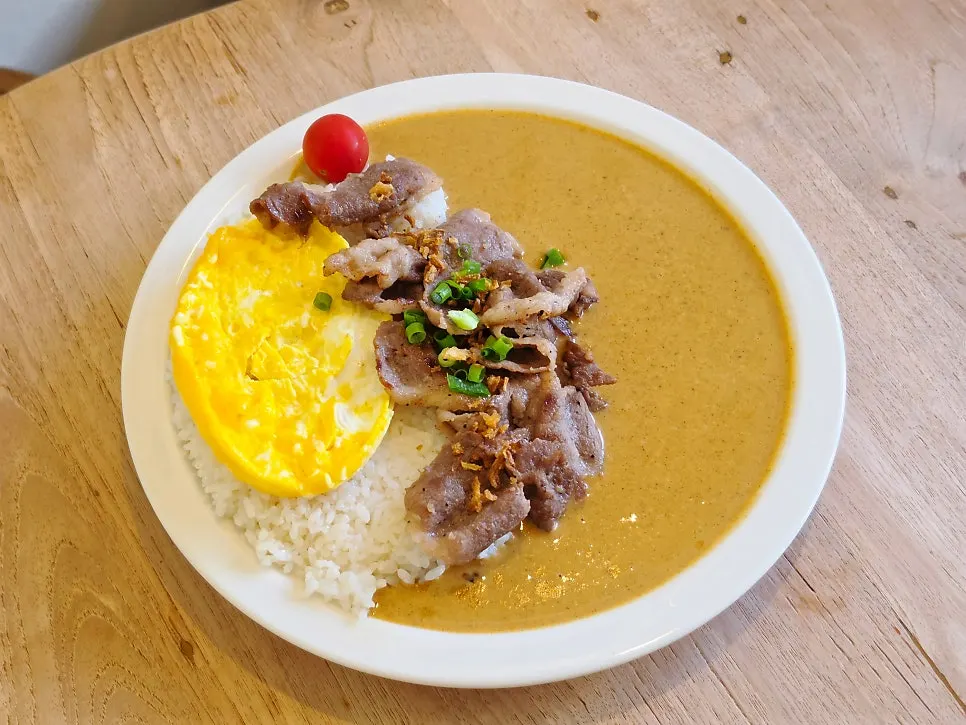창밖 파란 하늘이 보이는 창가 자리