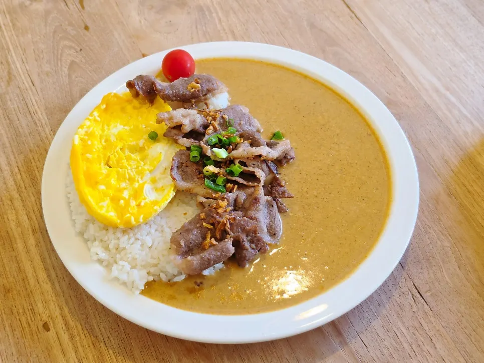 토핑 올린 차돌크림카레 접시