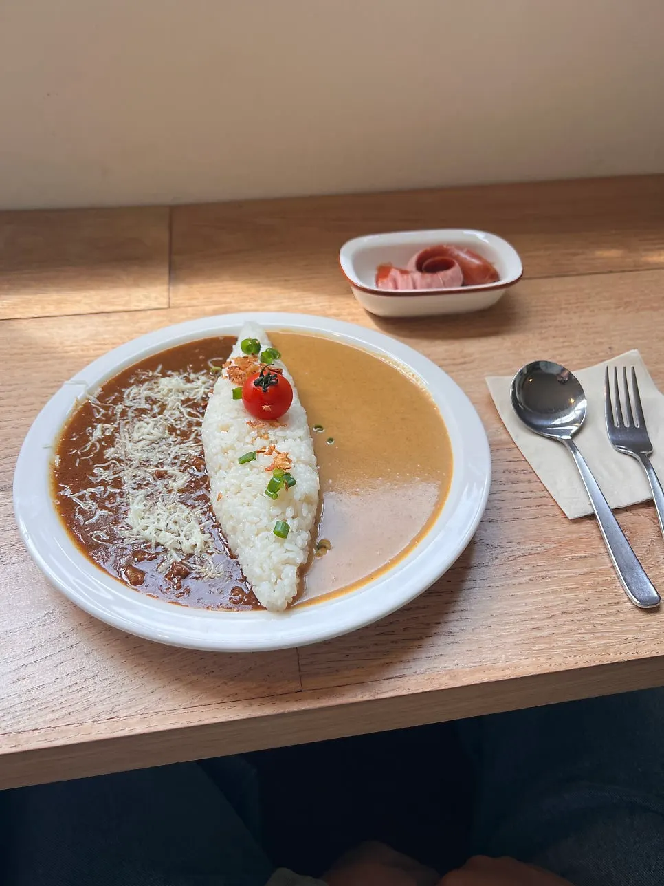 치즈와 토마토가 올라간 반반카레 접시