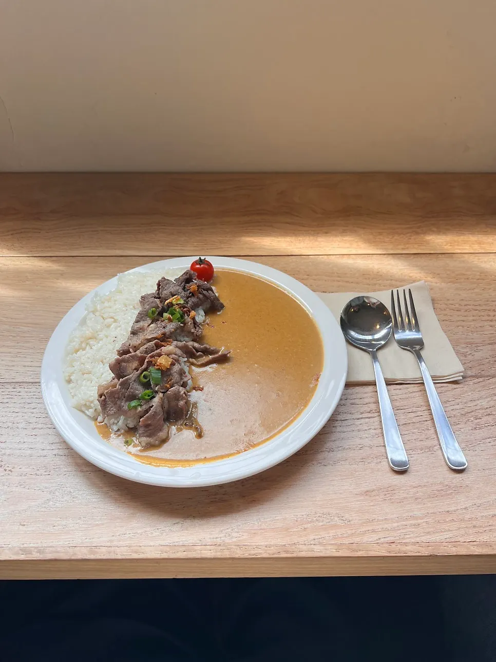 밥 위에 차돌이 올라간 차돌크림카레