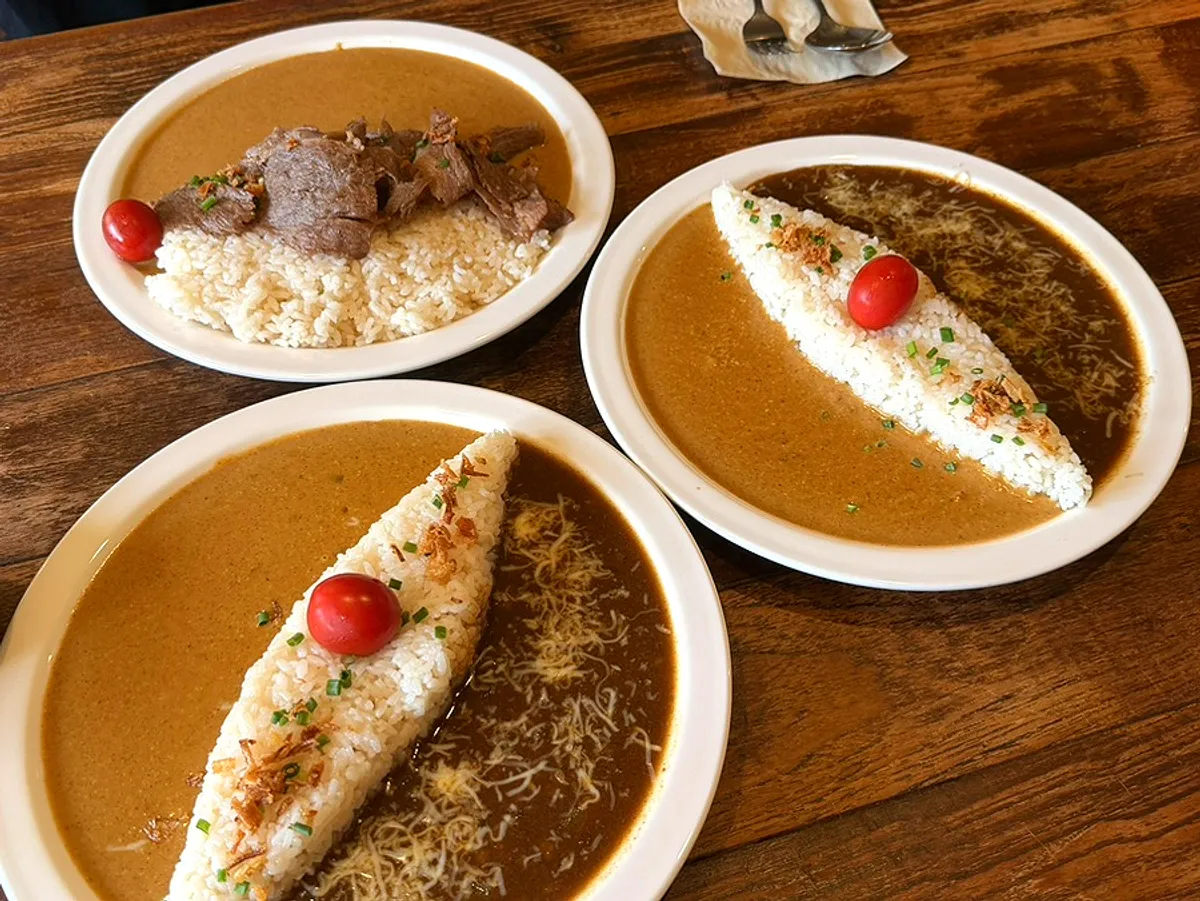 사루각20 카레와 돈까스가 차려진 테이블