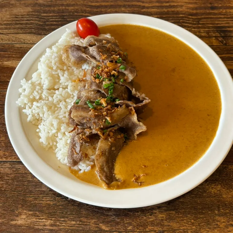 Brisket cream curry topped with brisket