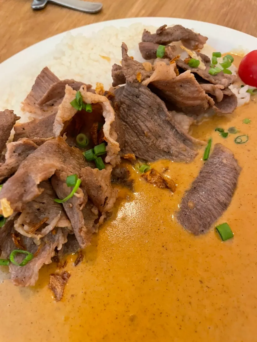 A plate of Sarugak20's brisket cream curry