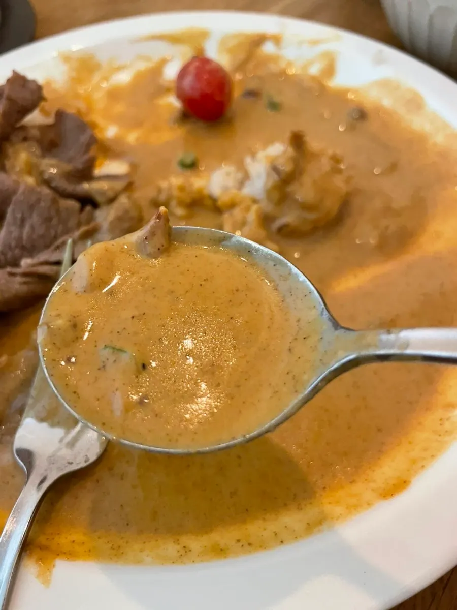 Close-up of the smooth cream sauce in the brisket cream curry
