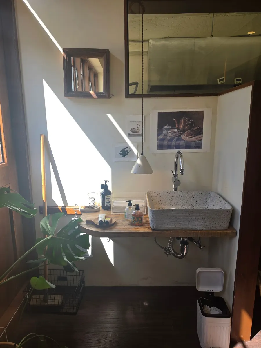 Sink inside Sarugak20 with hand cream provided