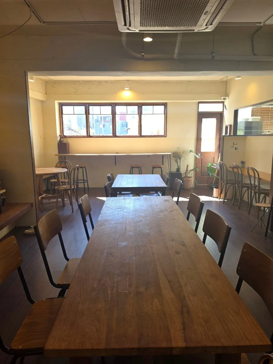 Sarugak20's dining hall with wood-tone tables and chairs
