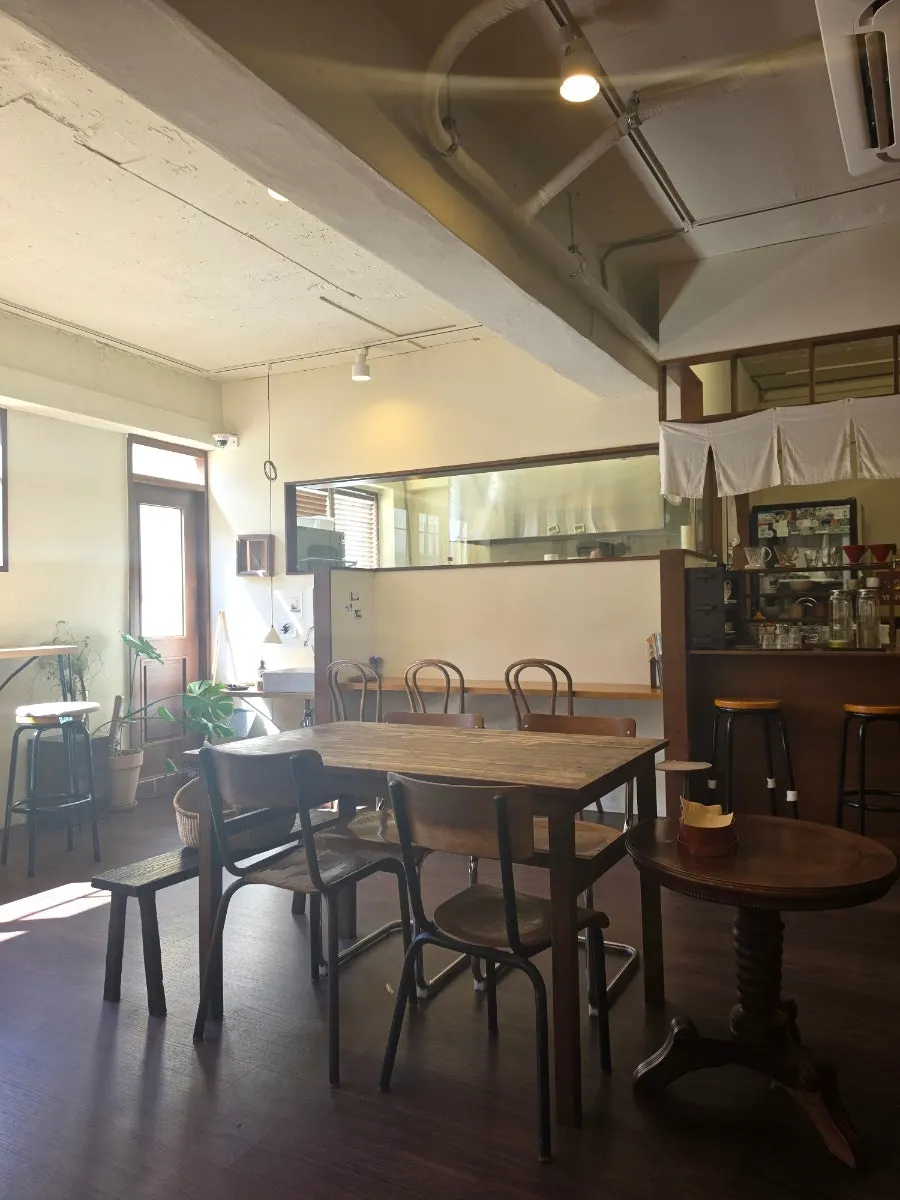 Interior of Sarugak20 with tables for 4 and 6