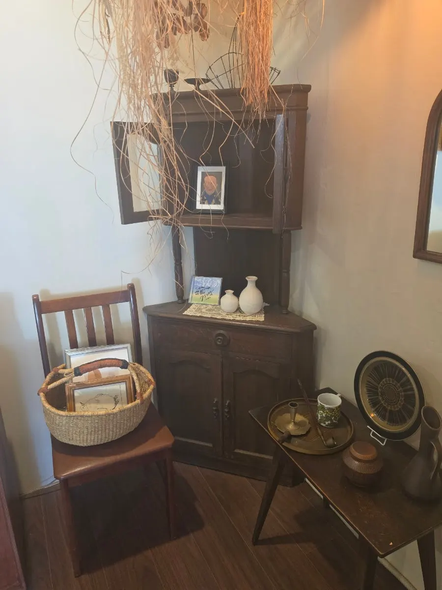 Corner decorated with autumn-vibe vintage props