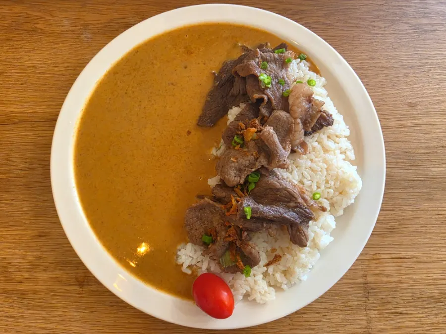 Half-and-half curry combining cream curry and special curry