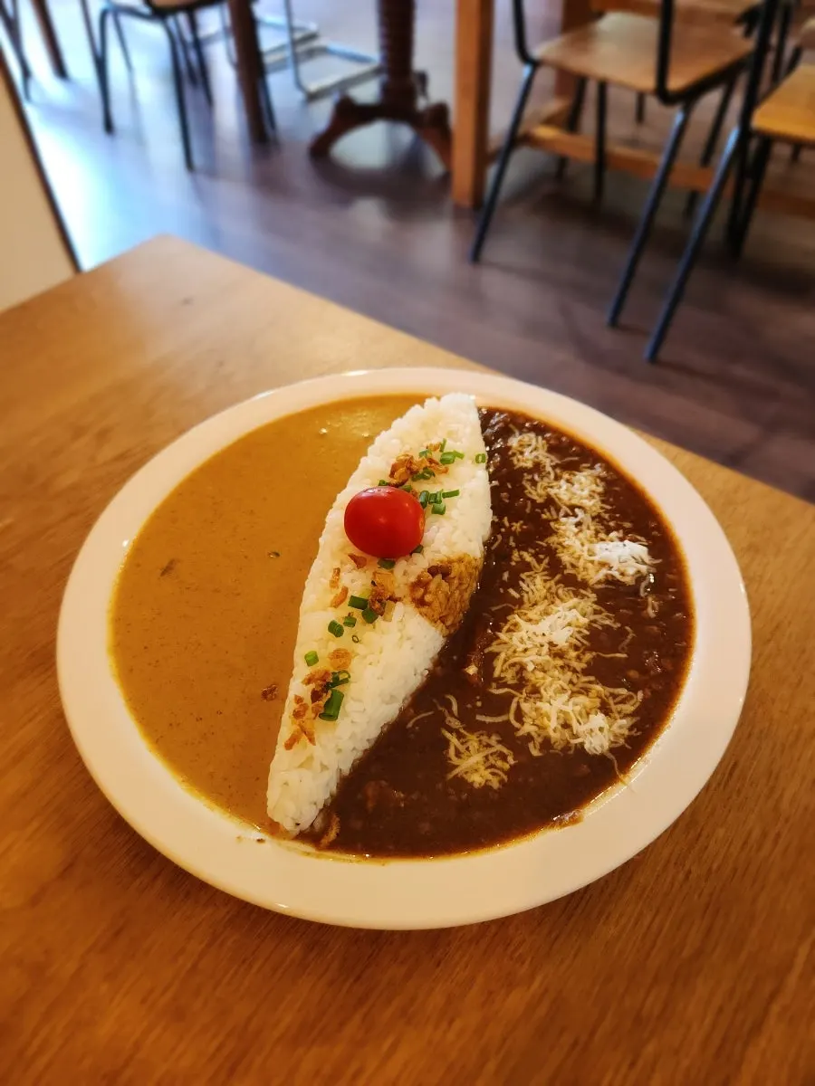 반반카레 접시 클로즈업