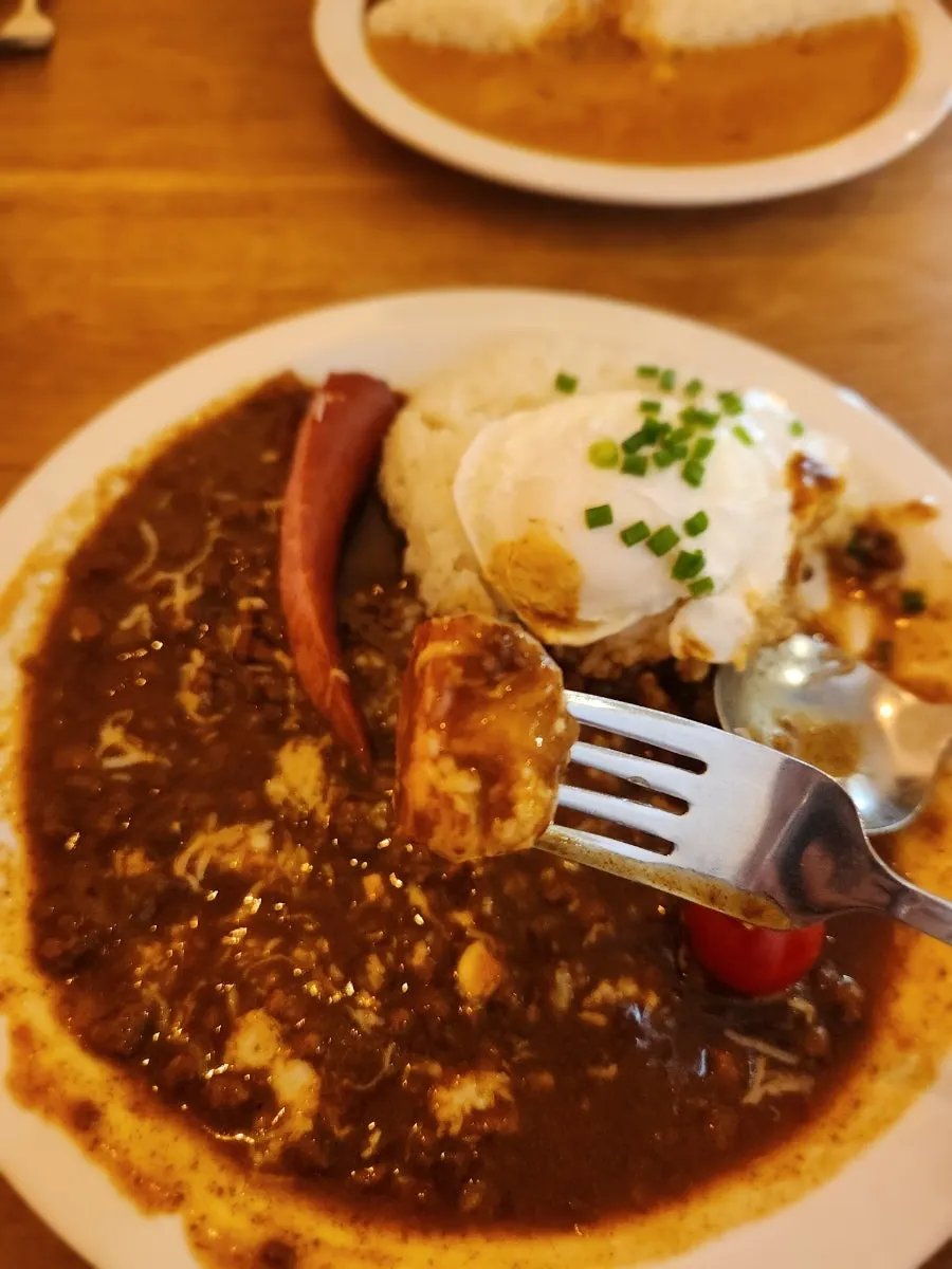다진 고기가 보이는 카레와 밥
