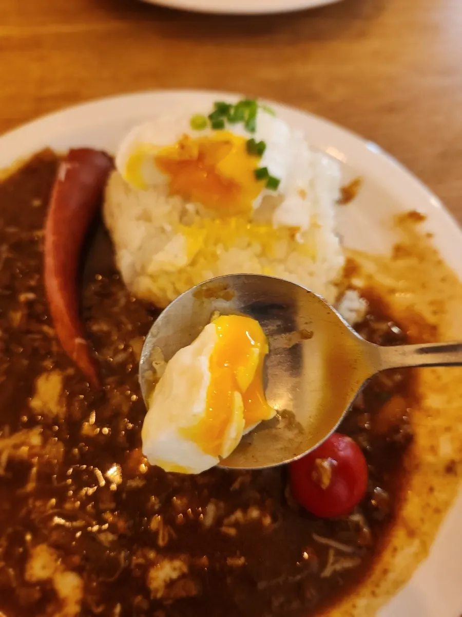 치즈 녹은 소시지를 올린 카레 한 술