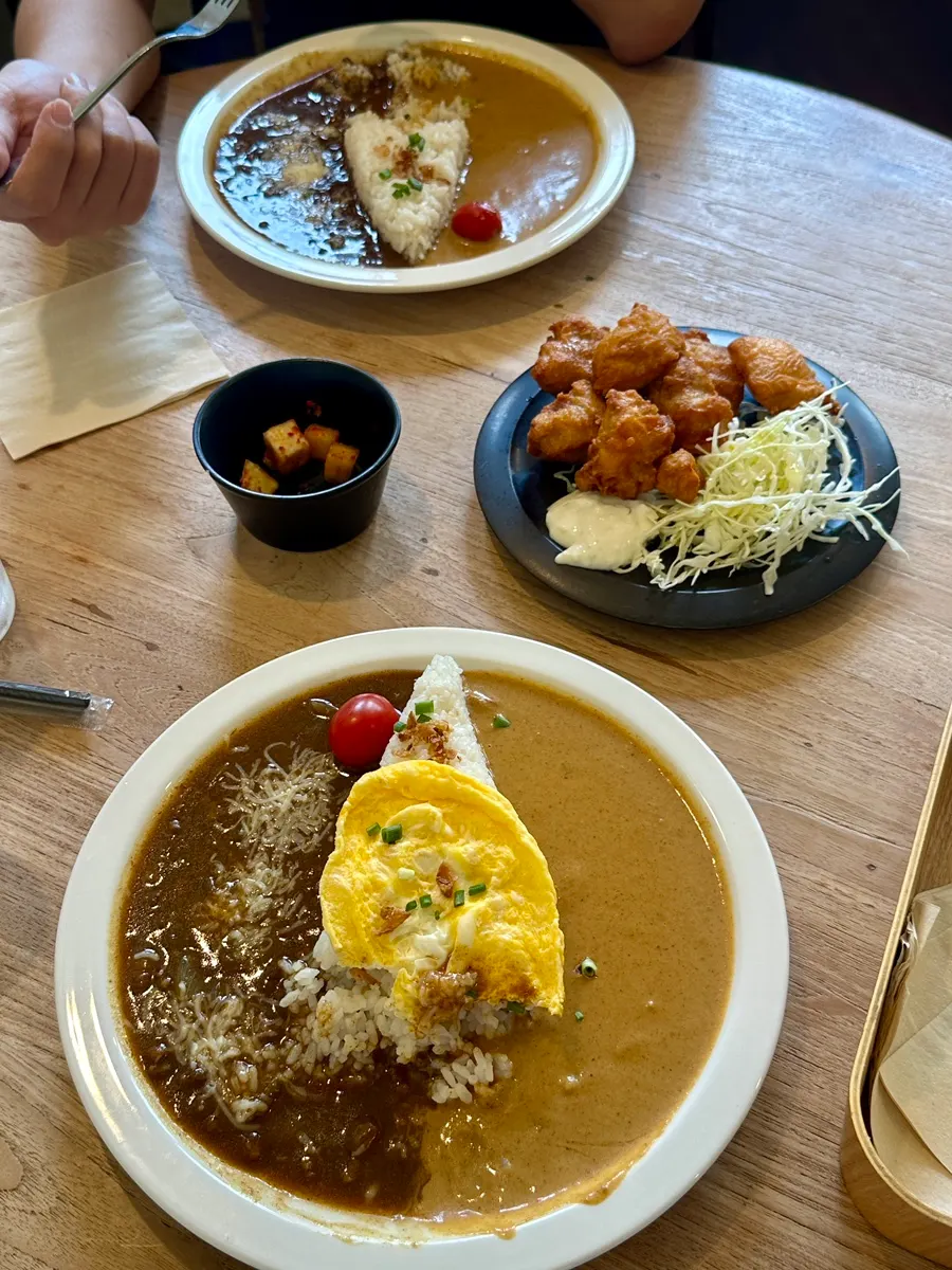 스크램블 토핑을 올린 사루각20 카레