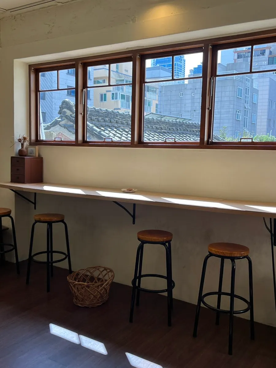 Sarugak20's solo dining seats and tables