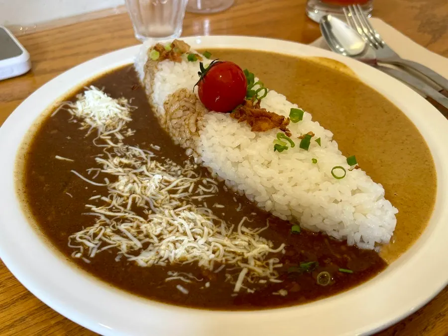 Half-and-half curry made up of cream curry and special curry