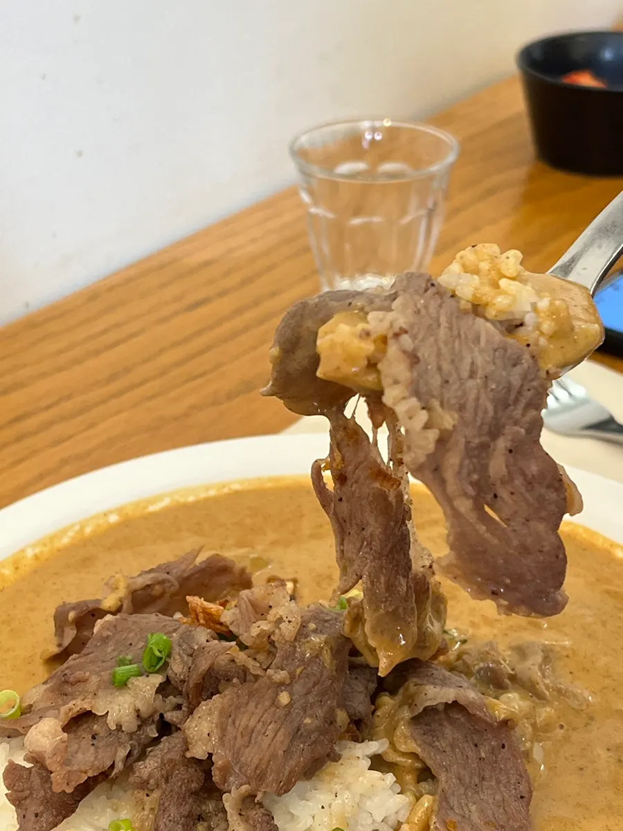 Cream curry eaten together with beef brisket