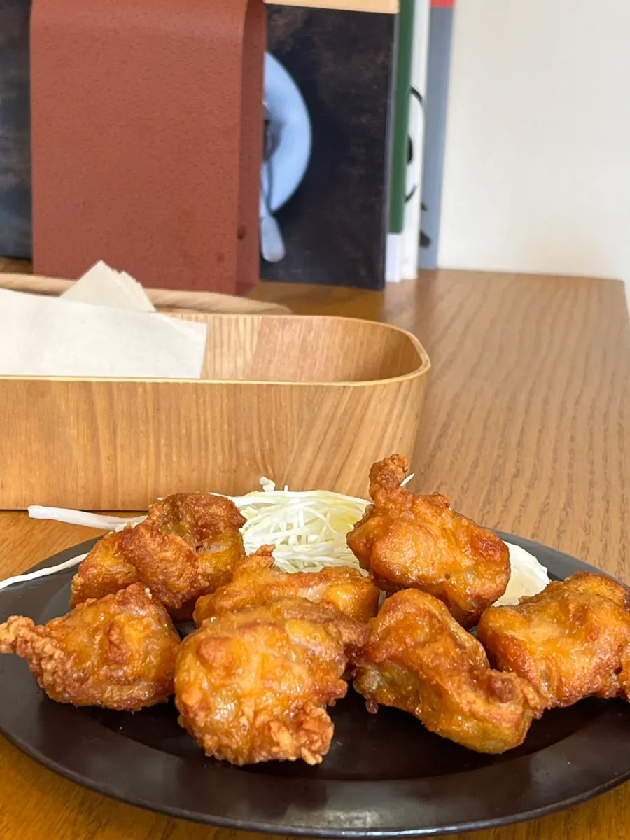Kkakdugi served alongside the curry