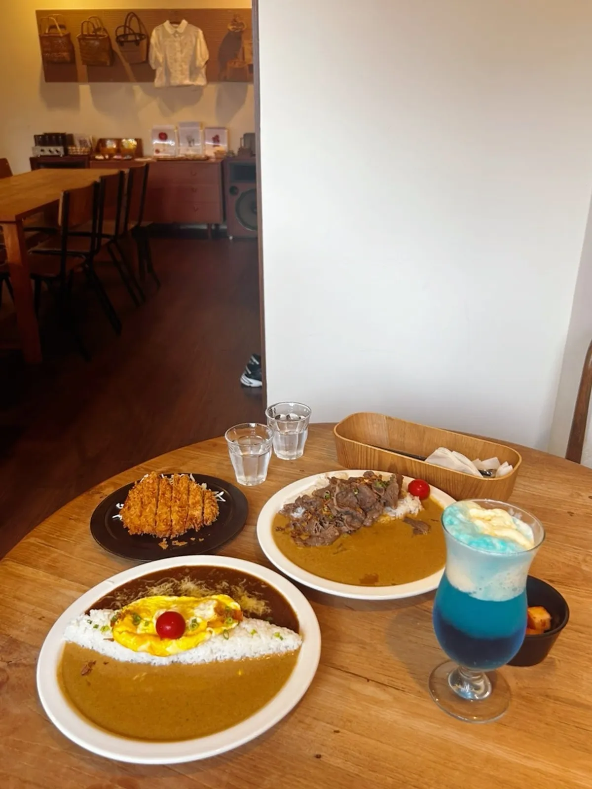 Sarugak20 curry plated with scrambled egg on top