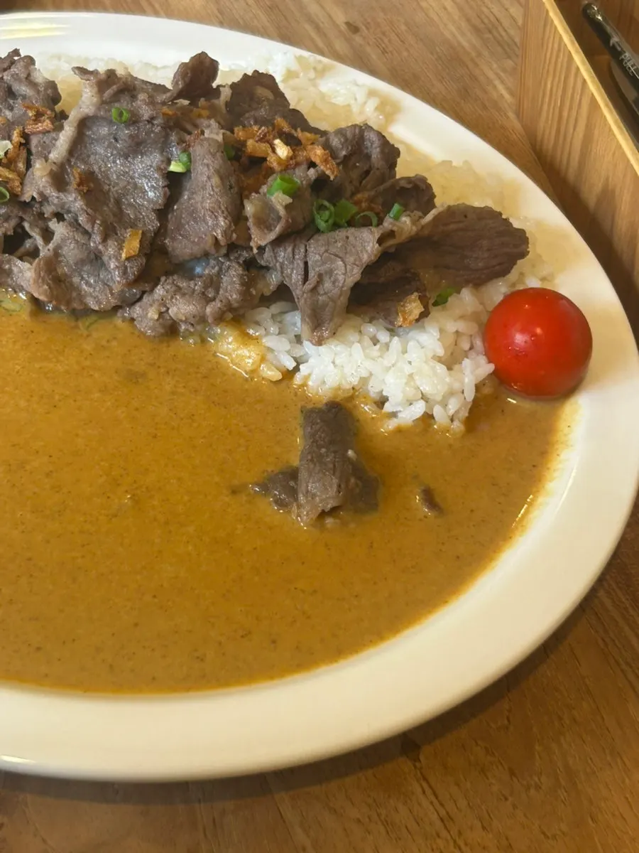 Cream curry topped with beef brisket