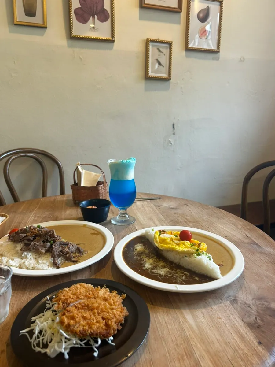 Sarugak20 curry and cream soda on a wood table