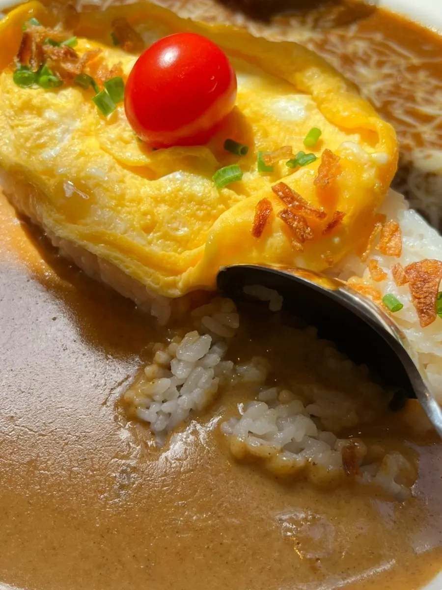 Half-and-half curry with added scrambled eggs