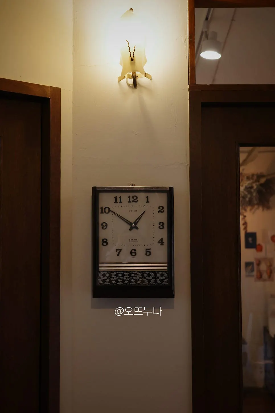 사루각20 입구 소품과 공간 디테일