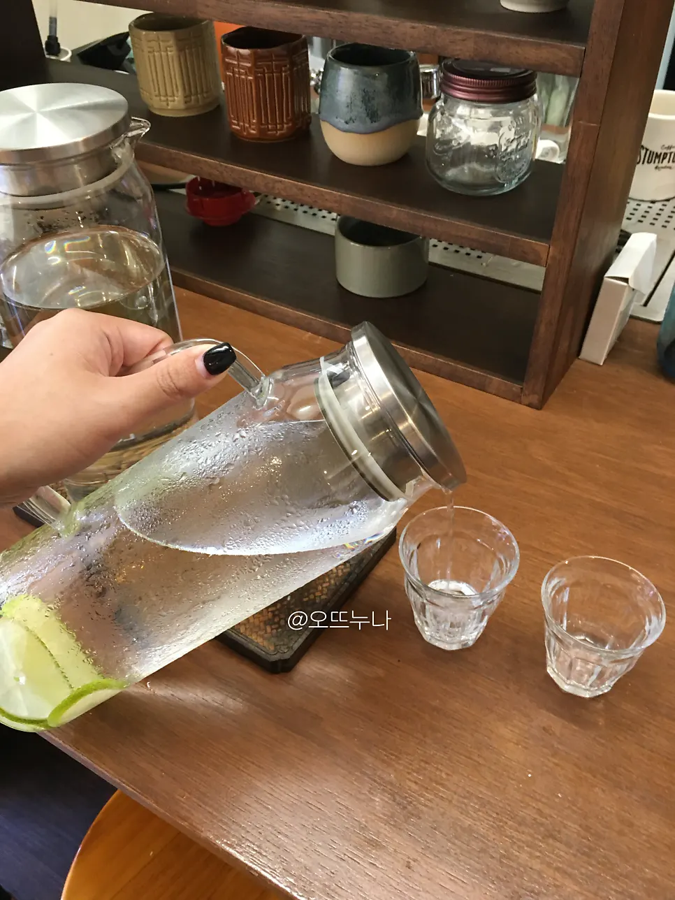 녹차와 레몬물이 놓인 셀프바