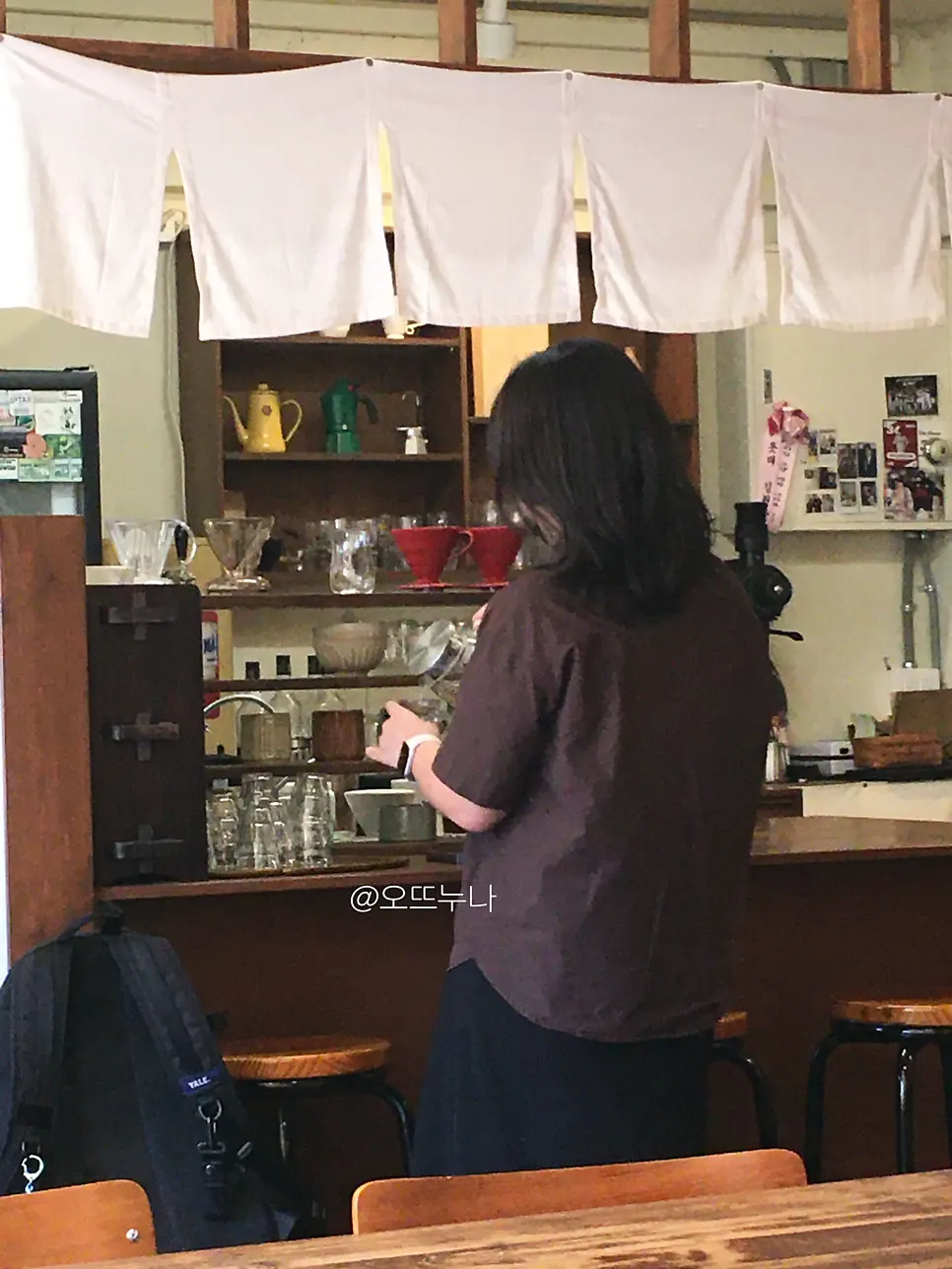 셀프바 주변 컵과 소품