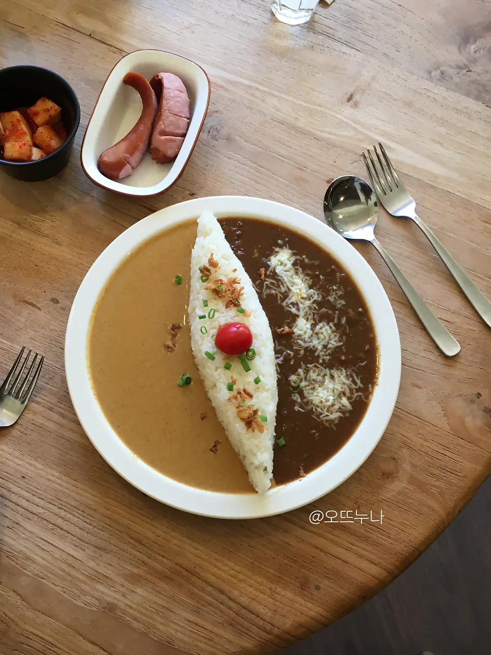가운데 밥 양옆으로 담긴 반반카레
