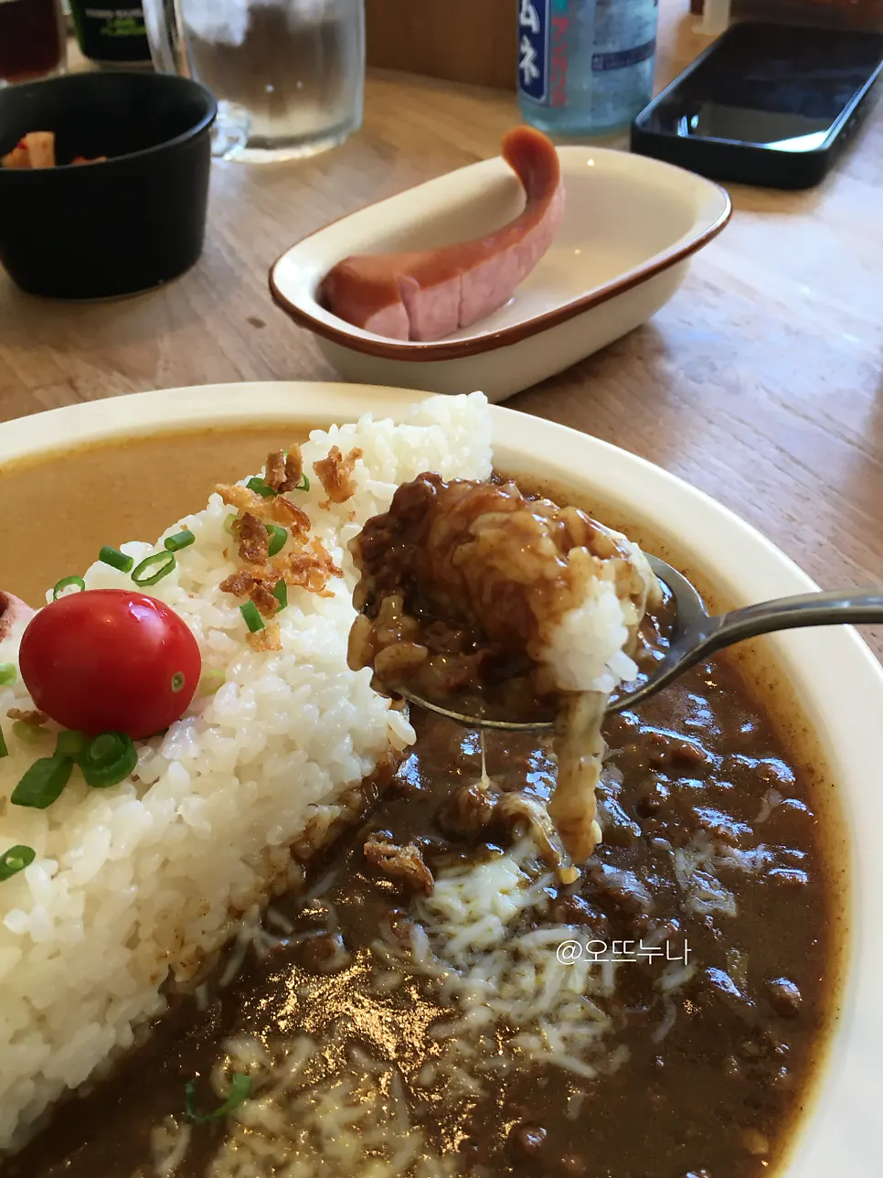 크림카레를 밥과 함께 뜬 모습