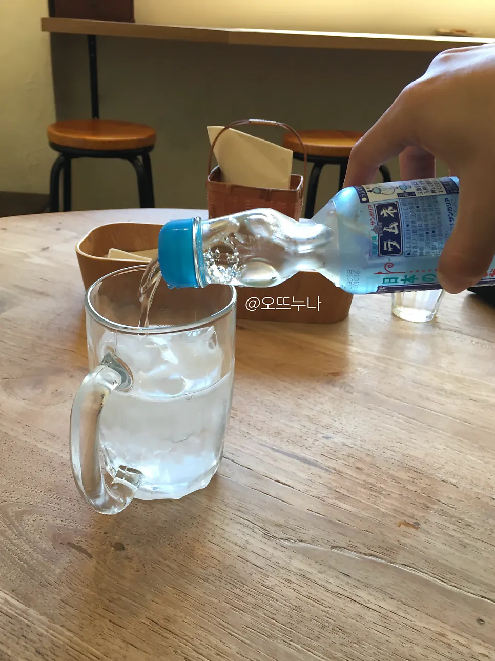 카레와 함께 놓인 라무네