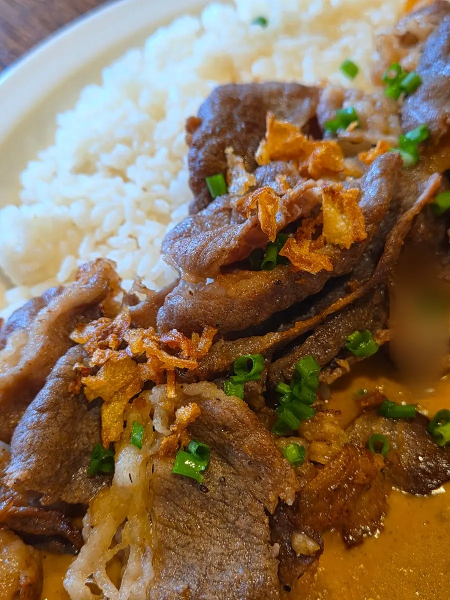 牛バラ肉とサクサクの食感がのったクリームカレー