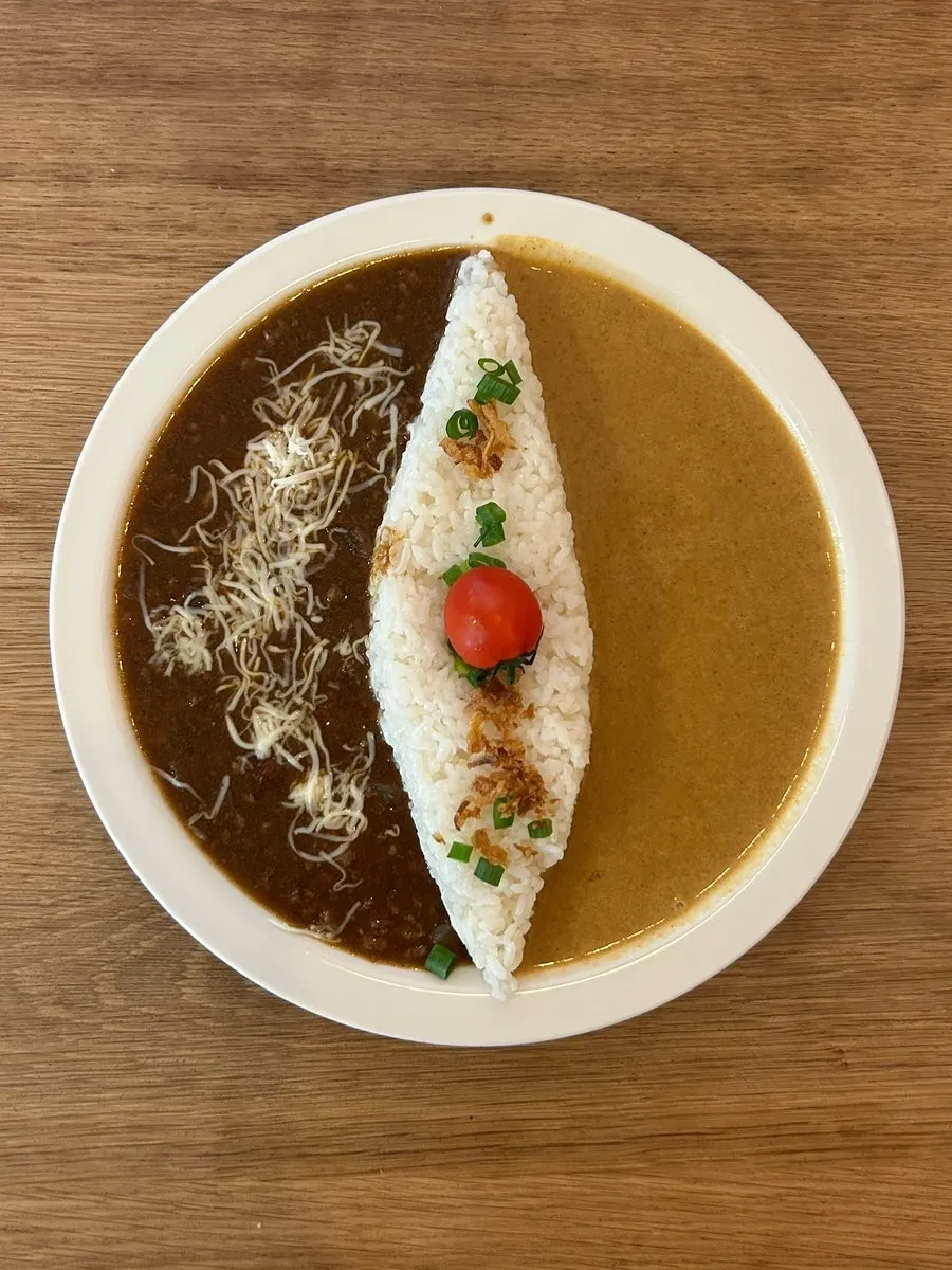 Half-and-half curry with cream curry and special curry side by side