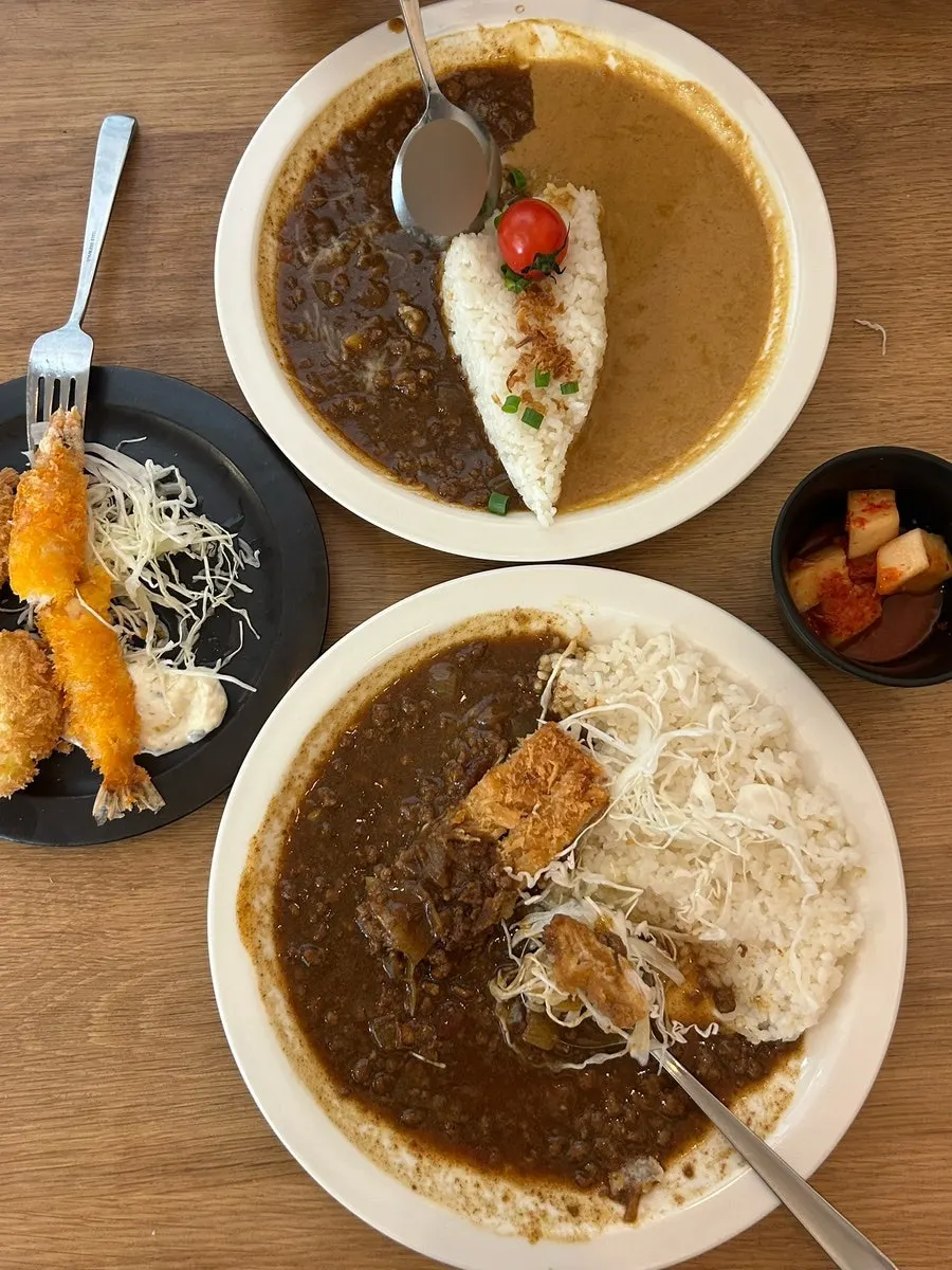 Kkakdugi served alongside the curry