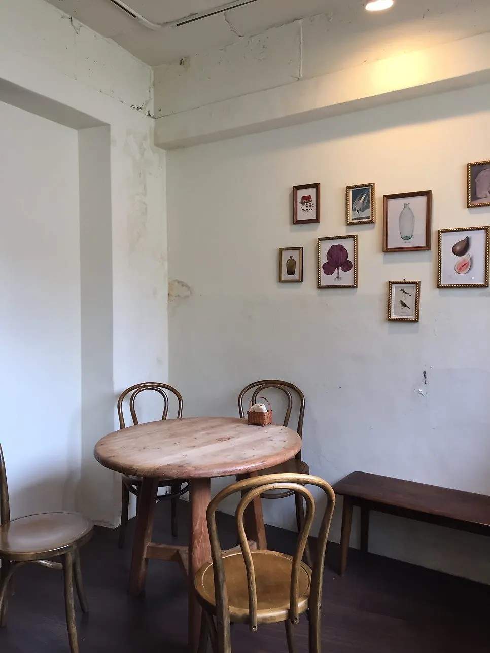 Floor-seating tables in Sarugak20's basement dining room