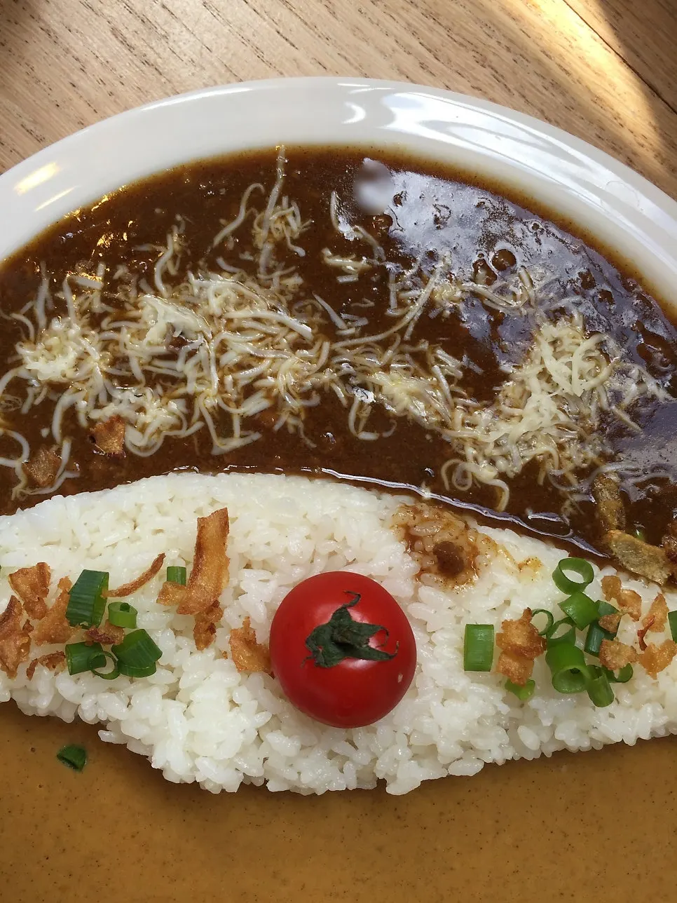 Half-and-half curry with shrimp cream and special curry