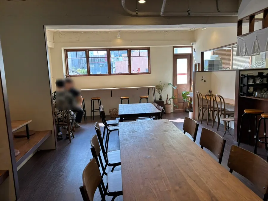 Spacious, tidy 6-person table seating