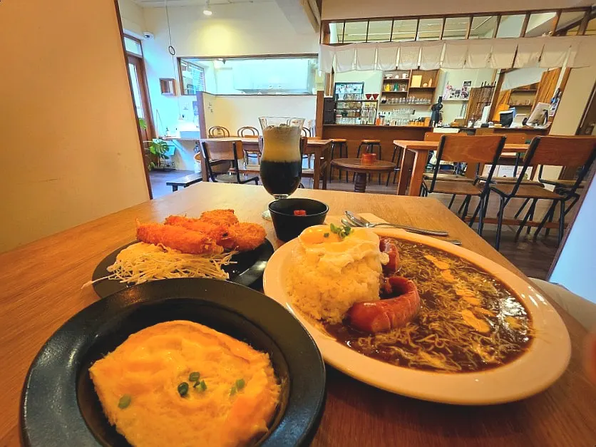 A full spread of Japanese curry at Sarugak20 in Jeonpo