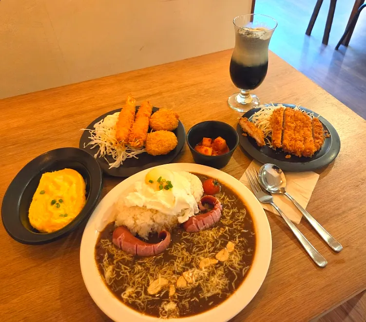 Table with a full curry meal and melon soda together