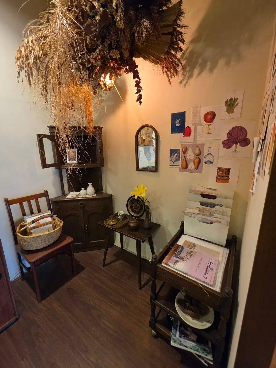 A corner of Sarugak20 decorated with Japanese-inspired props