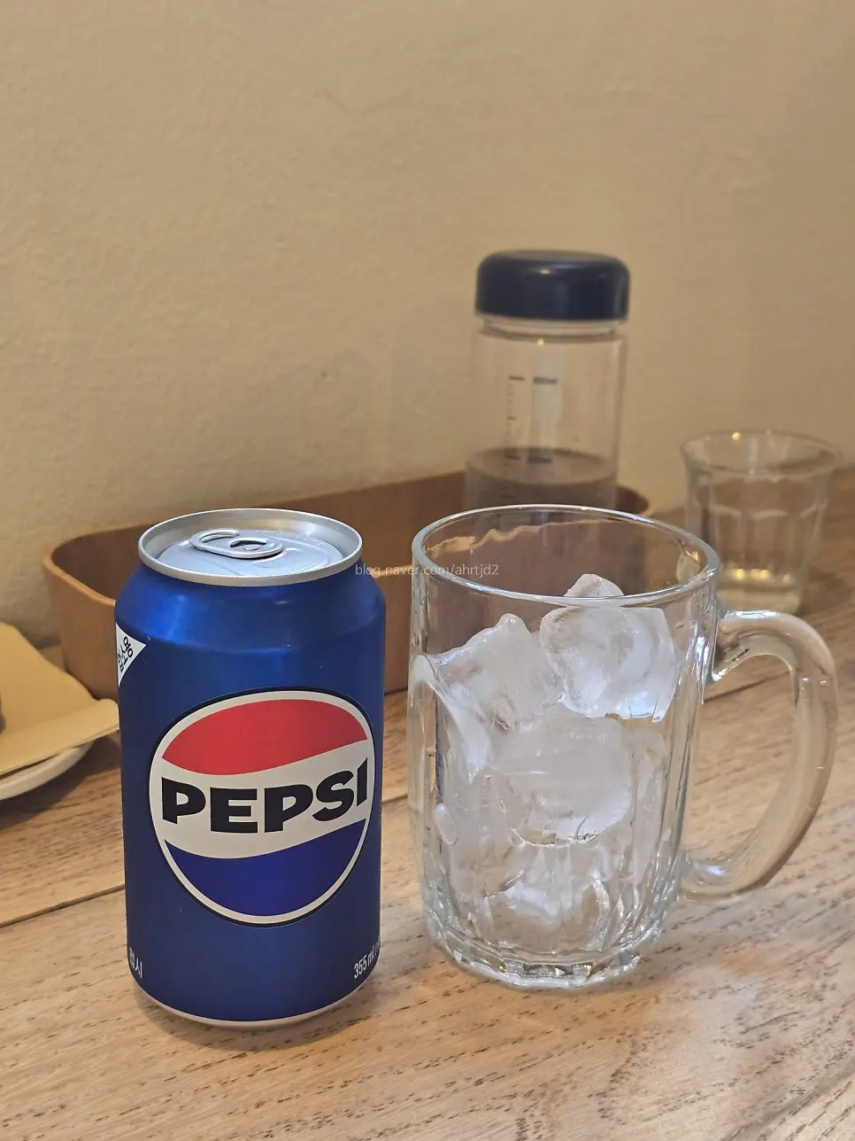 얼음컵과 함께 나온 탄산음료