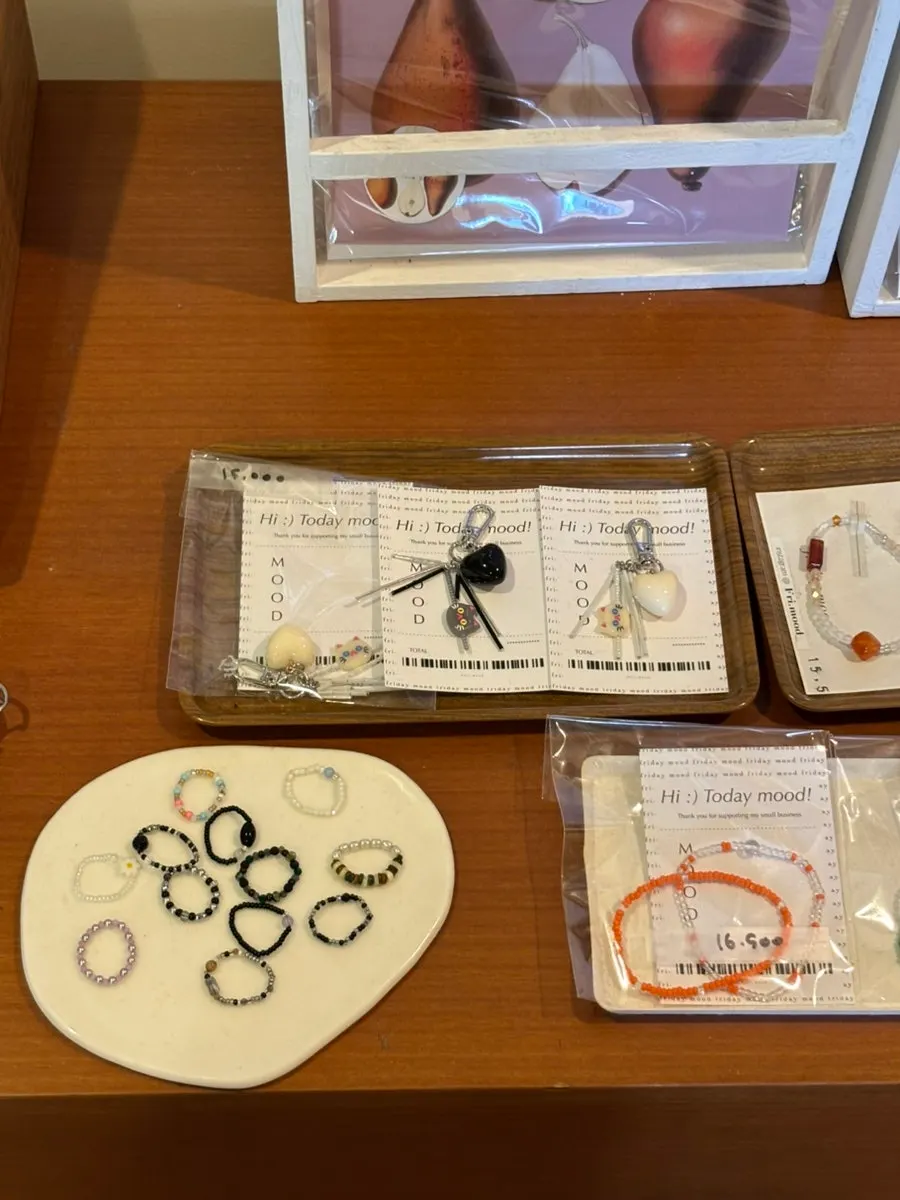 Little objects to browse while waiting for curry