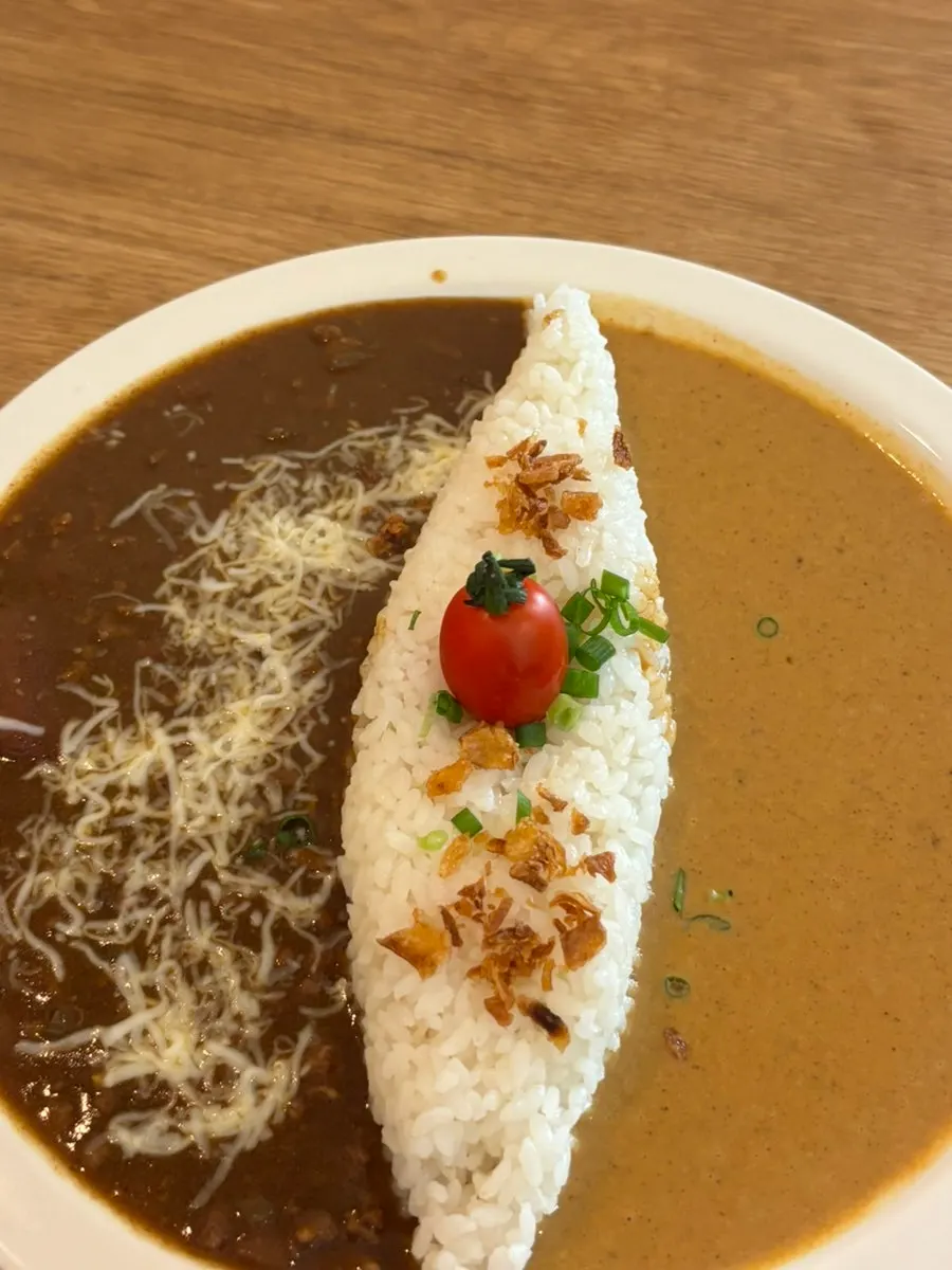 Chewy rice and a plate of half-and-half curry