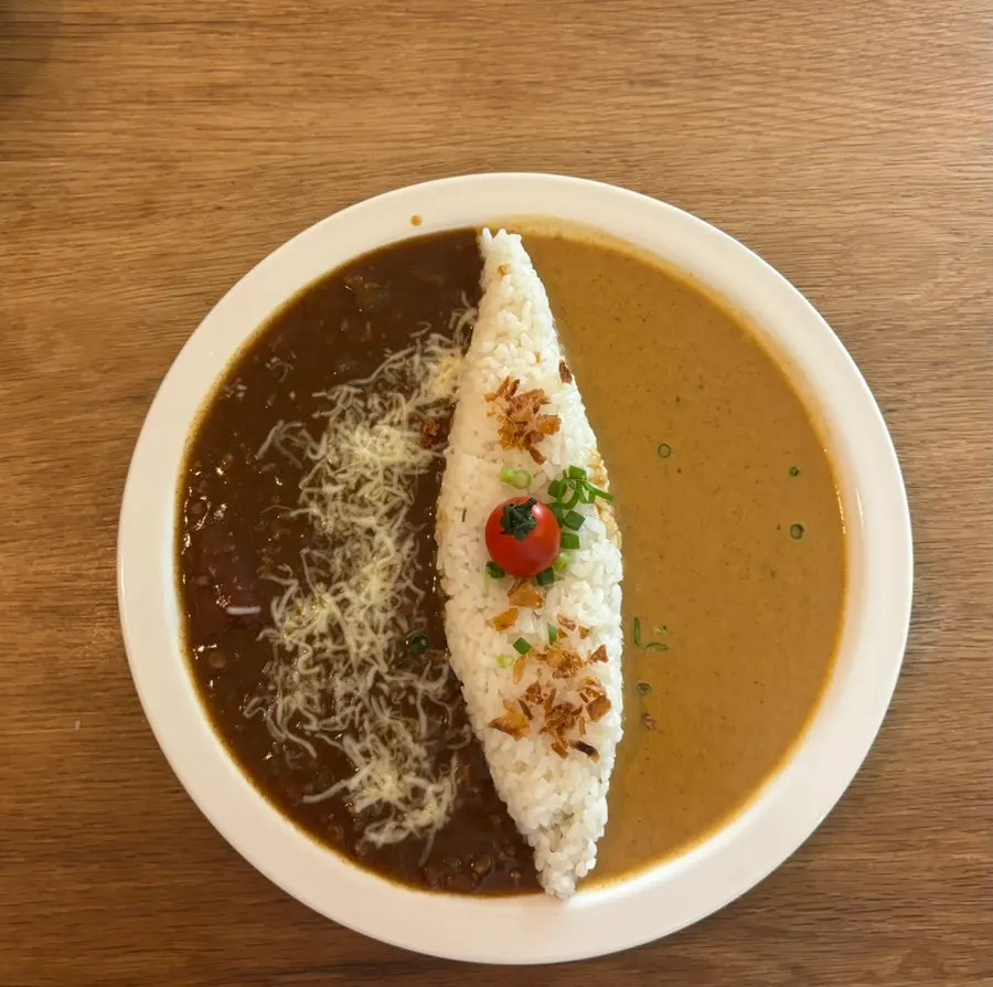 Cream and beef curry topped with garlic flakes