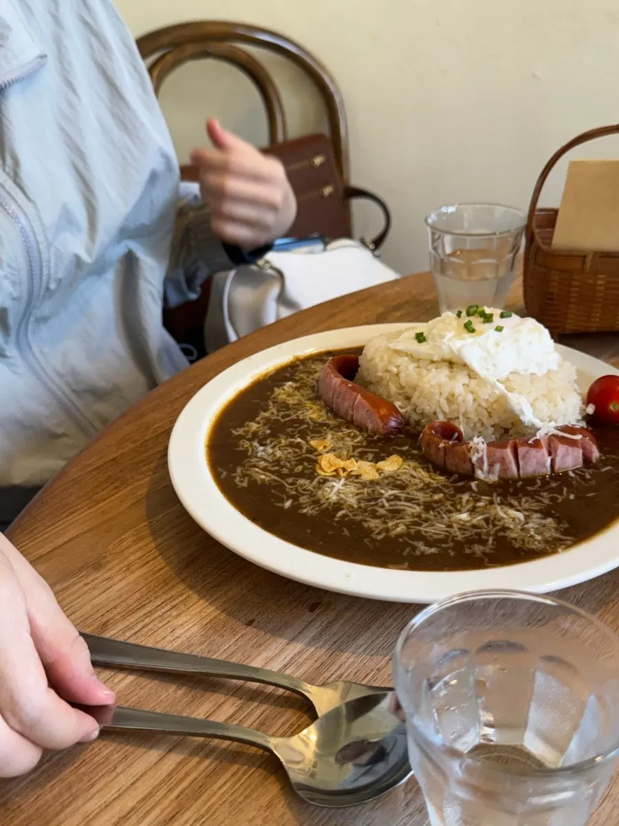 Sospecial Curry with sausage and poached egg