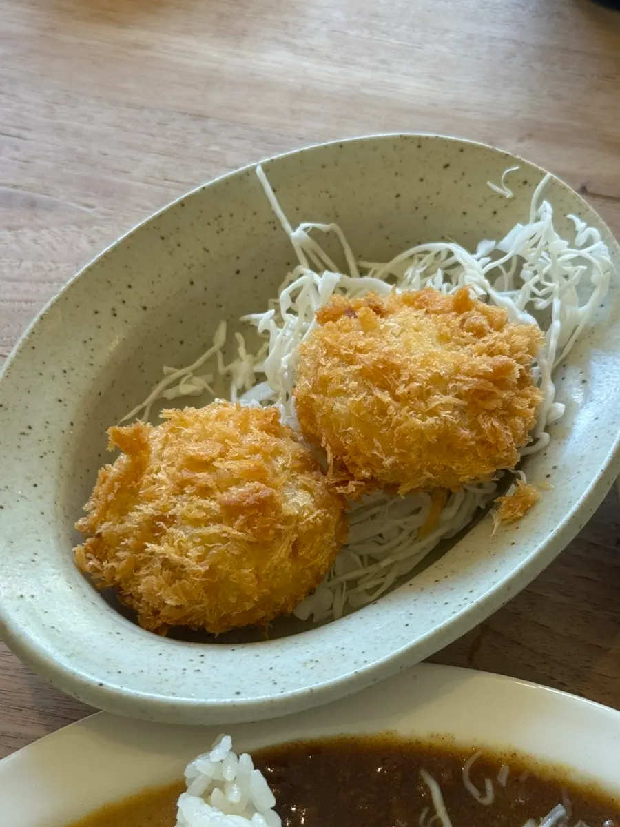 반반카레를 번갈아 먹는 모습